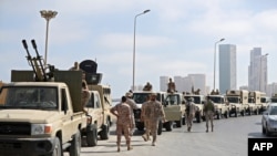 Vozila snaga lojalnih Abdulhamidu Dbeibahu parkirana duž obale u Tripoliju 17. maja 2022. godine nakon što su se snage rivala Bashagha povukle nakon teških borbi između suprotstavljenih milicija.