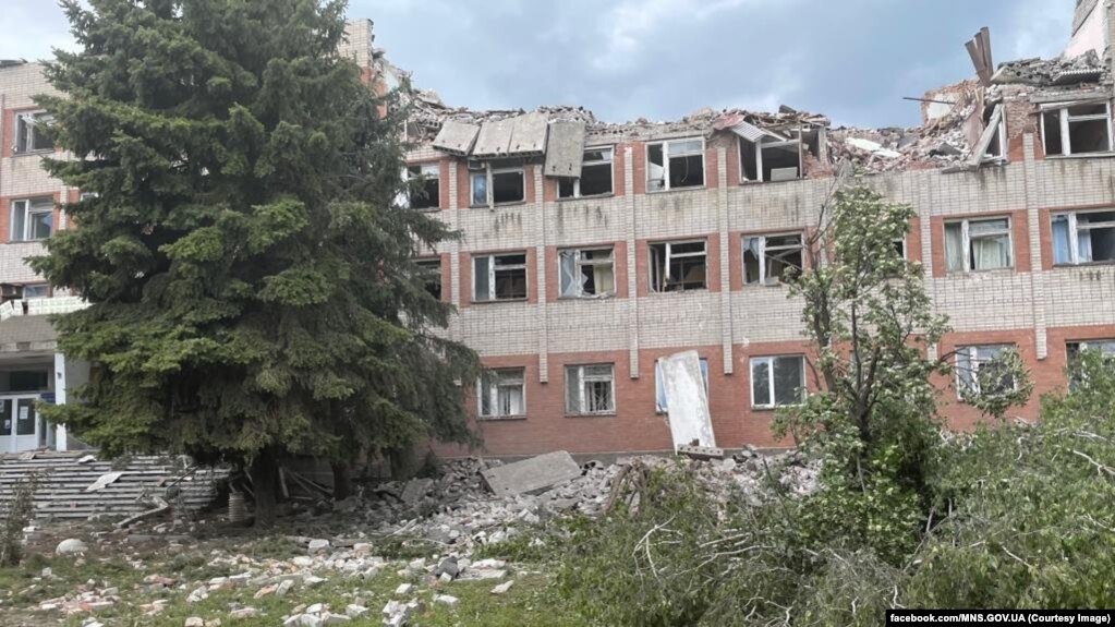 Російcькі війська раніше цього тижня обстріляли житловий будинок у Бахмуті, внаслідок цієї атаки загинули п'ятеро людей, в тому числі діти 