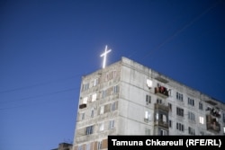 A közösségi médiában nemrég terjedt el egy fotó, amelyen ez a kivilágított kereszt látható a Varketili negyed egyik épületén