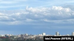 "Казан" гаилә үзәге янында Казансу култыгына туфрак түгүче баржаларны казаннар 14 майдан башлап күзәтә. Казан мэриясе исә күмү эшләре турында берни белмәвен әйтә