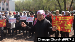 Митинг в городе Актобе за снижение возраста выхода женщин на пенсию. 14 мая 2022 года