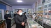 Kim Dzsongun észak-koreai vezető egy gyógyszertárat ellenőriz Phenjanban arcmaszkban. Fotó: Koreai Központi Hírügynökség (KCNA), 2022. május 15.