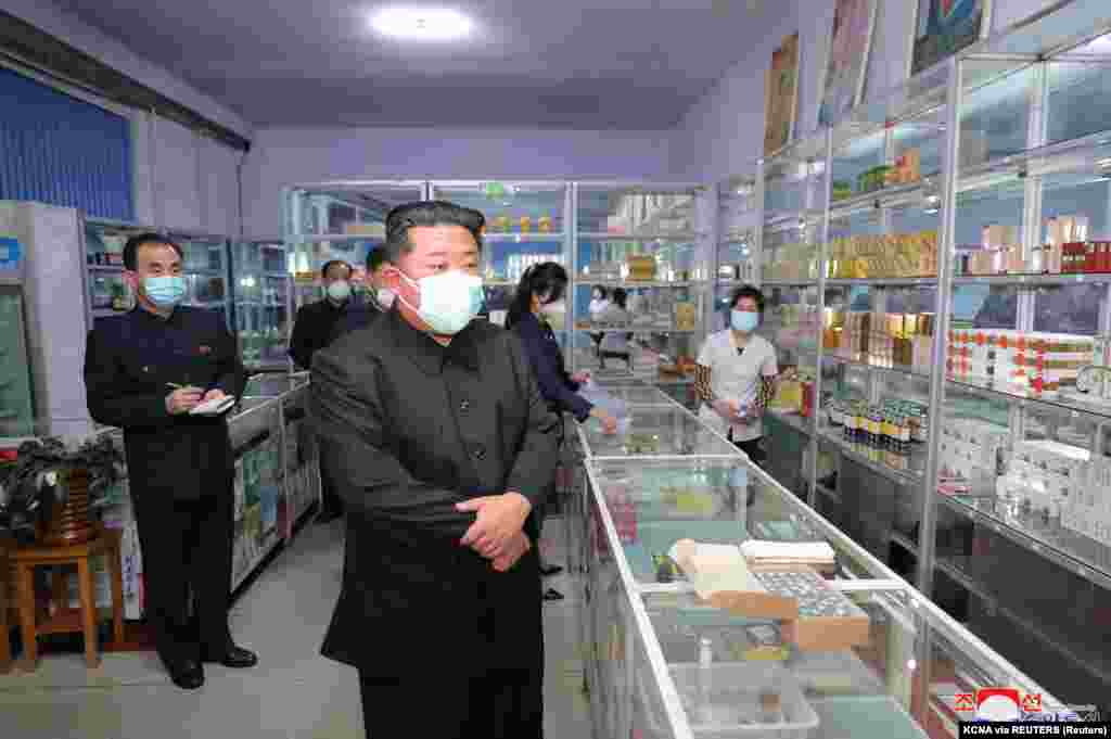 СЕВЕРНА КОРЕЈА - Северна Кореја пријави уште над 269 илјади случаи на симптоми на треска и уште шест смртни случаи, објавија денеска државните медиуми во време кога земјата се соочува со ширење на епидемија на недијагностициран Ковид-19 меѓу невакцинираното население.