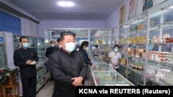 Kim Dzsongun észak-koreai vezető egy gyógyszertárat ellenőriz Phenjanban arcmaszkban. Fotó: Koreai Központi Hírügynökség (KCNA), 2022. május 15.