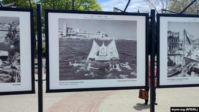 Фотография Евгения Халдея «Заплыв в честь освобождения города»