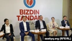 Казахстанский бизнесмен Булат Абилов (второй слева) на пресс-конференции, на которой он заявил о намерении создать партию Bizdin Tandau («Наш выбор»). Алматы, 16 мая 2022 года