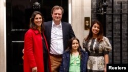 از چپ به راست- نازنین زاغری به همراه همسر و دخترش، ریچارد و گابریلا (گیسو) رتکلیف و تولیپ صدیق، نماینده پارلمان بریتانیا روز جمعه ۲۳ اردیبهشت به دیدار نخست وزیر بریتانیا در لندن رفتند