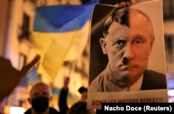 Një fotografi ku është kombinuar portreti i Adolf Hitlerit dhe Vladimir Putinit. Poshtë saj shkruan "Mos lejoni që historia të përsëritet".