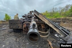 Un tanc rusesc T-90M distrus de armata ucraineană lângă orașul Harkov, nord-est, al doilea oraș ca mărime din Ucraina. Imagine din 9 mai 2022. REUTERS/Vitalii Hnidyi