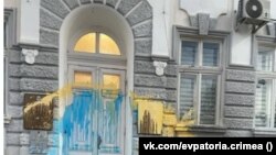 Будівля російської адміністрації Євпаторії, облита жовтою та блакитною фарбою, Крим