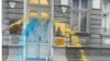 Здание российской администрации Евпатории в аннексированном Крыму, облитое желтой и голубой красками. Май 2022 года