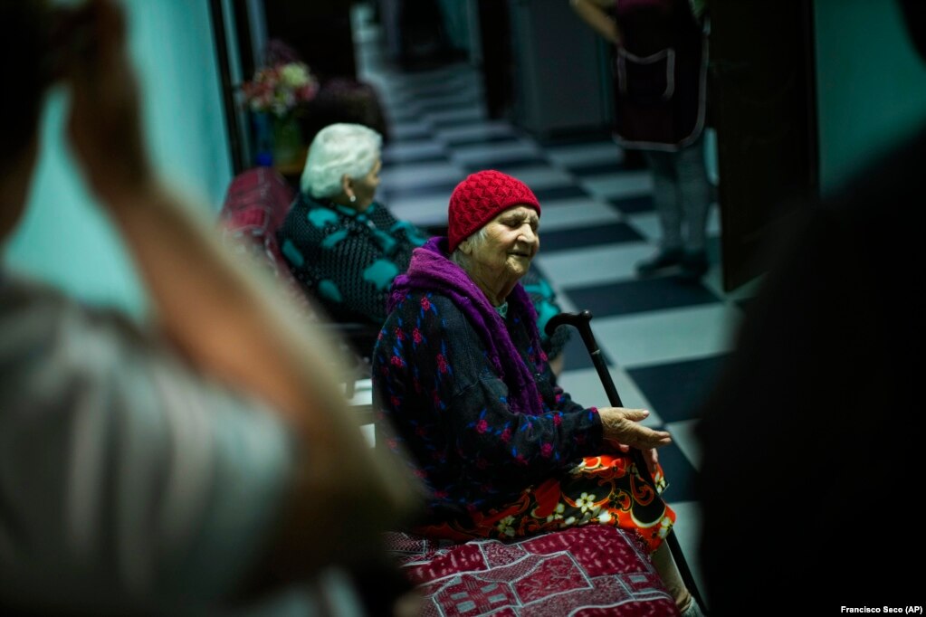 Anna Loboda, 93 vjeç, një ish-anëtare e korit e cila iku nga rajoni i Donjeckut, shihet duke kënduar një këngë në Manastirin e Shën Mikaelit, ku jeton. Pa asnjë të afërm që të kujdesej për të, Loboda u shpëtua nga një fqinj para se forcat ruse të pushtonin fshatin e tyre.  