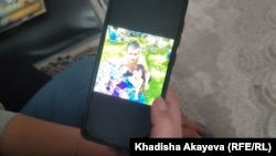 Мөлдір Қалиасқарова марқұм күйеуі Айдос Алдашовтың телефонда сақталған фотосын көрсетіп отыр.