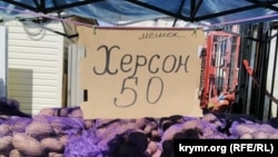 Продукти з окупованої російськими військами Херсонської області на ринку в Керчі, Криму, травень 2022 року