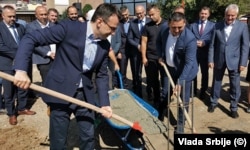 Drejtori i Zyrës për Kosovën në Qeverinë e Serbisë, Petar Petkoviq, duke vendosur gurin themeltar për ndërtimin e Universitetit të ri në Mitrovicën e Veriut, gusht 2021.