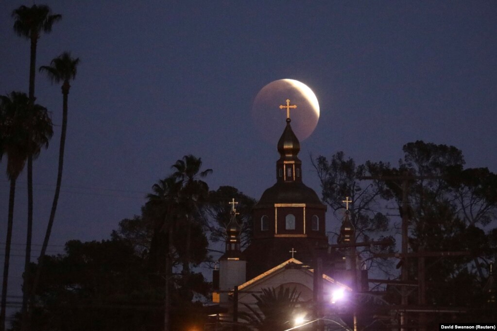 Kisha Ortodokse Ukrainase e Shën Andreut, në momentin kur hëna kalon përmes hijes së Tokës, gjatë eklipsit hënor, në Los Angeles, Kaliforni, SHBA, 15 maj, 2022.