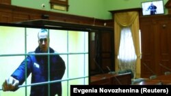 Ռուսաստան - Ընդդիմադիր Ալեքսեյ Նավալնին հեռավար մասնակցում է դատական նիստի, Մոսկվա, մայիս, 2022թ.