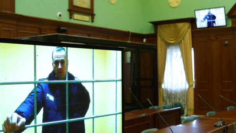 Навални префрлен од затвор на непозната локација