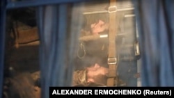 В автобус на носилки са превозени ранените украински бойци.