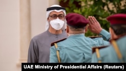 محمد بن‌زاید در مراسم رسمی ادای احترام به رئیس درگذشته امارات متحده