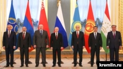 Генсек ОДКБ и главы стран-участниц альянса в Москве, 16 мая 2022 г.