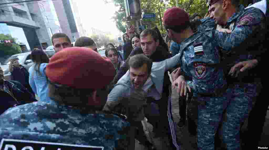 ЕРМЕНИЈА - Ерменската полиција уапси повеќе од 400 луѓе во Ереван додека демонстрантите ги блокираа улиците на 17 мај за време на демонстрациите предводени од опозицијата за да го принудат премиерот Никол Пашинијан да ја напушти функцијата.