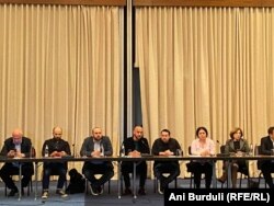 „მთავარი არის" დამფუძნებლის ნიკა გვარამიას დაპატიმრების საკითხზე პოლიტიიკური პარტიებისა და მედიის წარმომადგენლების ერთობლივი შეხვედრა სასტუმრო „რედისონში".