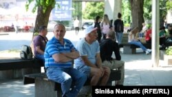 Penzionzioneri sjede na klupi u parku Petar Kočić u Banjaluci.