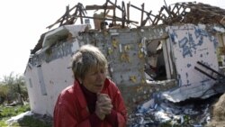 Tatiana Poșivalova, în fața casei ei distruse din satul Vilhivka (foto REUTERS/Ricardo Moraes)