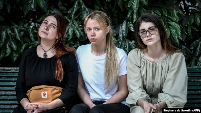 Катерина Прокопенко (в центрі) разом із іншими дружинами захисників «Азовсталі» Ольгою Андріановою (ліворуч) та Ганною Науменко