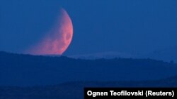 Pomračenje Meseca u Skoplju, Severna Makedonija, 16, maj 2022.