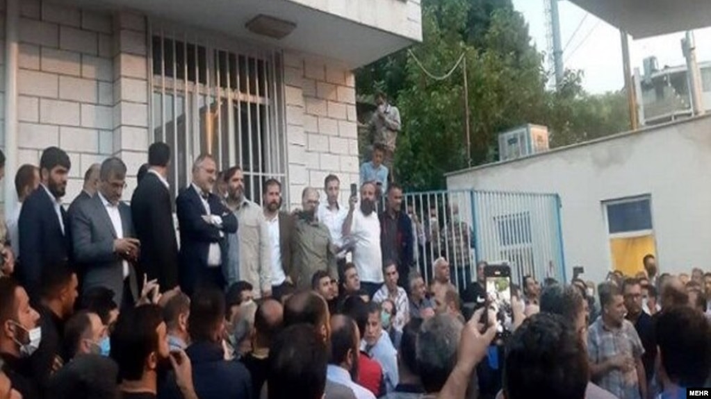 دیدار علیرضا زاکانی (وسط، دست‌به‌سینه) با رانندگان اعتصابی