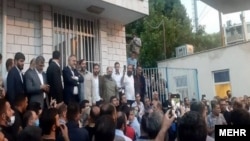 دیدار علیرضا زاکانی (وسط، دست‌به‌سینه) با رانندگان اعتصابی