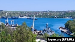 Большой десантный корабль (БДК) Черноморского флота России стоит на ремонте в 13 судоремонтом заводе в Килен-бухте Севастополя, 13 мая 2022 года