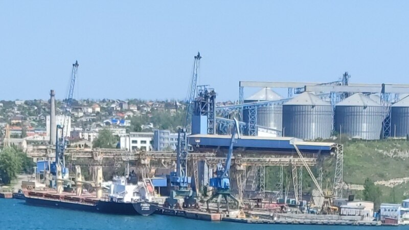 У зернового терминала в Севастополе стоит на погрузке сирийское судно (+фото)