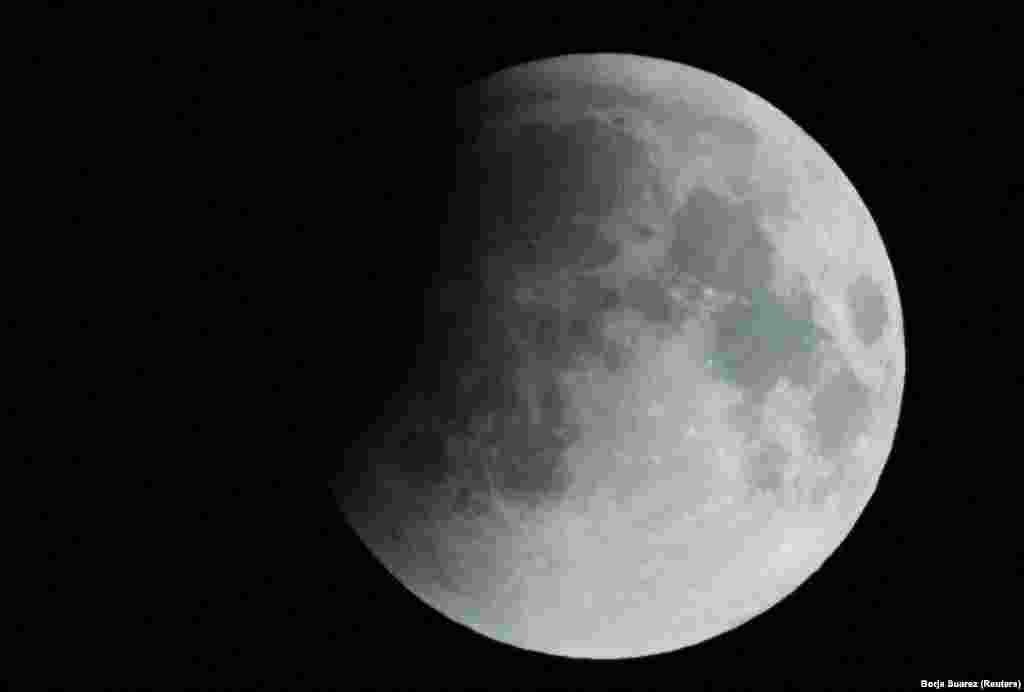 Hëna e fotografuar gjatë një eklipsi hënor në Aguimes, në ishullin e Kanarieve, Spanjë, 16 maj, 2022.