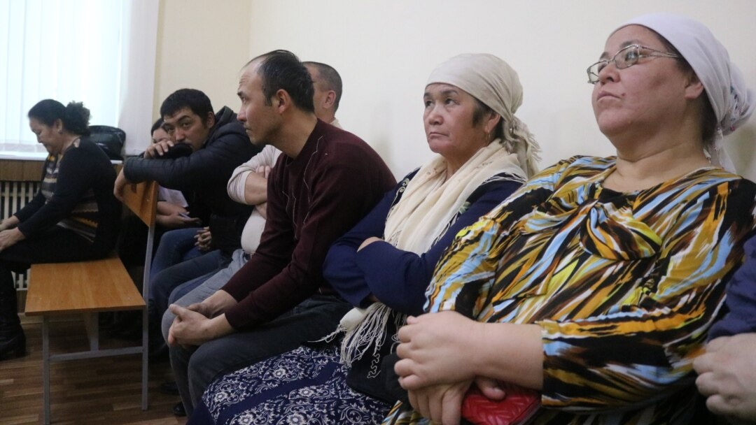 Қоғамдық көлікте әдемі әйелдермен порно