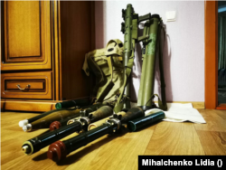 A csecsen OBON-harcosok páncéltörő fegyverei a magánházban, ahol megszálltak