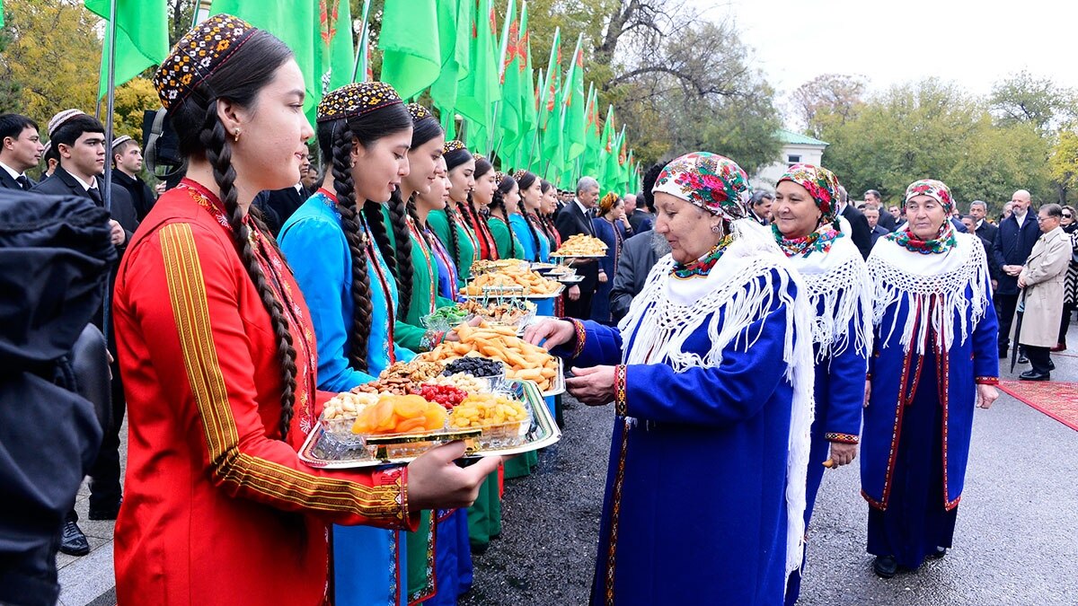 Лидеры с большой помпой ездят по регионам, жители погружаются в нищету