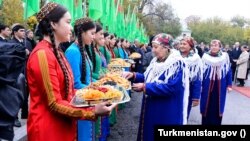 Ýoksullykdan ejir çekýän Türkmenistan kaşaň azyk ýarmarkalary we sergiler bilen Hasyl toýuny belledi
