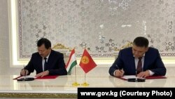 Главы ГКНБ Кыргызстана и Таджикистана Камчыбек Ташиев и Саймумин Ятимов. 14 ноября 2022 года.
