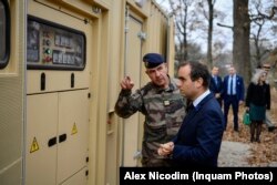 Sebastian Lecornu, ministrul Apărării din Franța, vizitează Centrul Național de Instruire Întrunită „Getica” din Cincu, județul Brașov, joi, 3 noiembrie 2022.