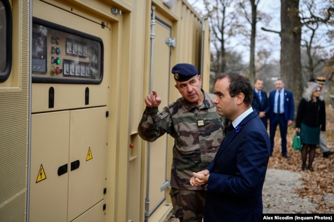 Sebastian Lecornu, ministrul Apărării din Franța, vizitează Centrul Național de Instruire Întrunită „Getica” din Cincu, județul Brașov, joi, 3 noiembrie 2022.