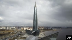 Бизнес кулата "Лахта център", централата на руския газов монополист "Газпром" в Санкт Петербург, Русия, 27 април 2022 г.