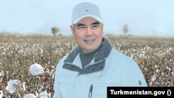 Бывший президент Туркменистана Гурбангулы Бердымухамедов во время визита в Марыйский велаят, ноябрь 2022 года 