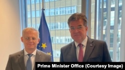Besnik Bislimi koszovói miniszterelnök-helyettes (balra) és az EU Belgrád–Pristina-párbeszédért felelős különmegbízottja, Miroslav Lajčák Pozsonyban 2023. július 11-én