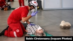 La un curs de prim ajutor înveți principalele manevre pentru a ajuta pe cineva aflat în pericol. Fotografie generică.