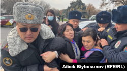 Сотрудники милиции уводят правозащитницу Азизу Абдирасулову. 15 ноября 2022 года. 