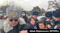 Бишкек шаардык милиция башчысынын орун басары Тилек Түкөбаев жана башка милиционерлер Азиза Абдирасулованы кармап кетип бараткан учуру. 15-ноябрь, 2022-жыл. 