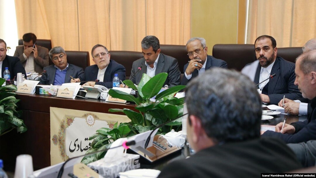 نمایندگان دولت ۲۹ بهمن برای پاسخگویی به نخستین سؤال مجلس از حسن روحانی در کمیسیون اقتصادی حاضر شدند.